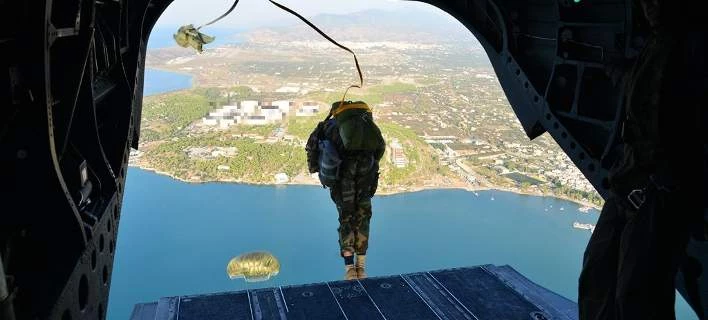 Εντυπωσιακά άλματα στη θάλασσα από Σινούκ-Από ύψος 400 μέτρων (εικόνες)